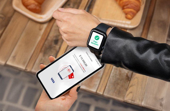 Persona realizando un pago con tarjeta en una terminal Getnet sobre una mesa con desayuno