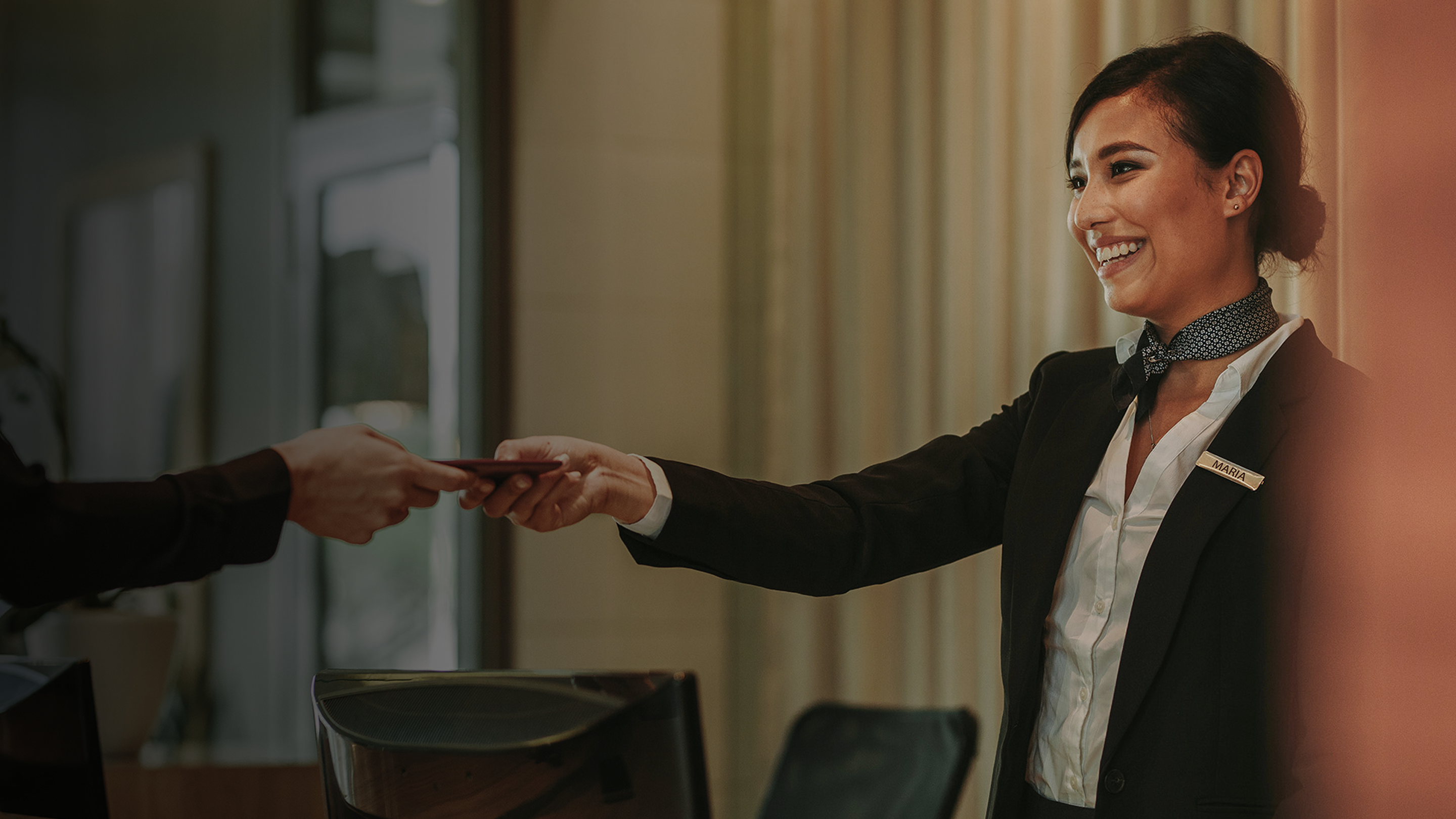 Persona entregando un documento a otra persona en un mostrador.